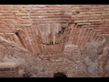 06901 ostia - regio i - insula ix - caseggiato del larario (i,ix,3) - raum 18 - detail - ostwand - 09.2022.jpg